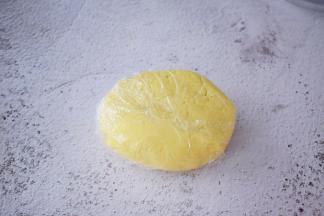 用保鲜膜包住放入冰箱冷藏1小时