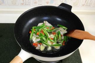 加入姜片、蒜和辣椒爆香。