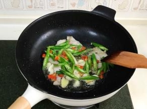 加入姜片、蒜和辣椒爆香。