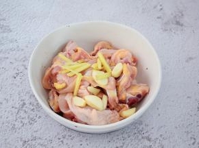 加入姜和蒜片