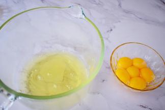 蛋黄和蛋清分离在两个无水无油的盆中