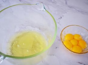 蛋黄和蛋清分离在两个无水无油的盆中