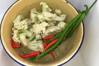 把散花菜掰开，用清水把花菜和辣椒冲洗干净。