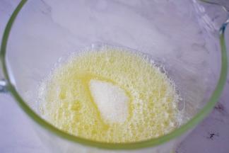 加入白糖，白糖分三次加入，打发至硬性发泡