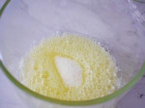 加入白糖，白糖分三次加入，打发至硬性发泡