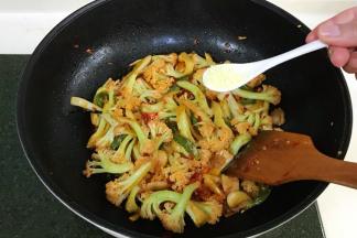 加入鸡精调味，翻炒均匀。