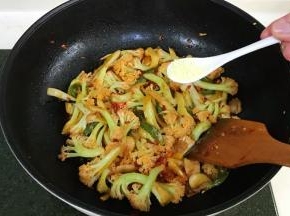 加入鸡精调味，翻炒均匀。