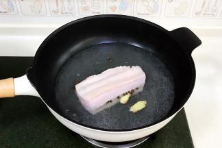 把五花肉先焯下水：五花肉冲洗干净，先在炒锅内倒入适量清水，把肉放入锅中，加入1汤匙料酒、少许花椒和2片生姜，开火煮沸后即可捞出。