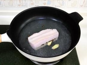 把五花肉先焯下水：五花肉冲洗干净，先在炒锅内倒入适量清水，把肉放入锅中，加入1汤匙料酒、少许花椒和2片生姜，开火煮沸后即可捞出。