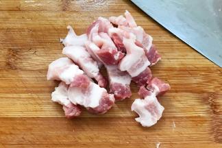 焯好水的五花肉切片。