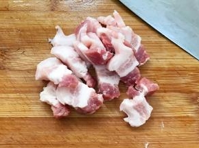 焯好水的五花肉切片。