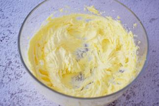 继续用电动打蛋器打发均匀