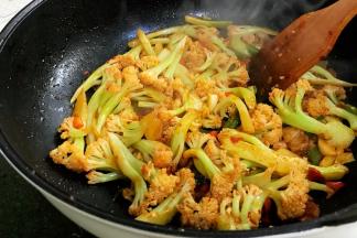 用锅铲继续翻炒均匀。