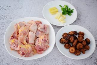 鸡腿洗净斩小块，香菇泡发后洗净挤干水分备用，姜切片，蒜切片，葱切葱花