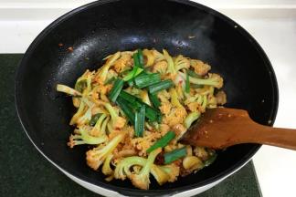 最后加入蒜苗翻炒几下即可出锅。