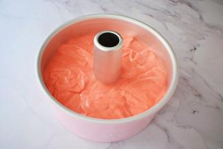 把拌匀的蛋糕糊倒入学厨8寸的中空模具中，端起模具的两端，指拇按住中空柱上空，轻轻震几下，震出大气泡