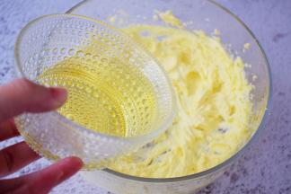 分三次加入玉米油