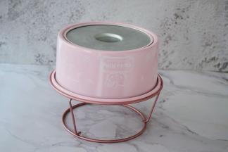 烤好马上取出震一下，然后倒扣晾凉再脱模