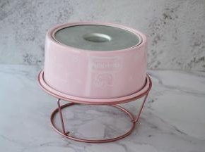 烤好马上取出震一下，然后倒扣晾凉再脱模