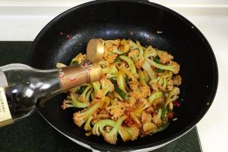 加入少许生抽翻炒。