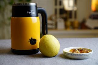 备好养生杯一个，雪梨一个，桃胶（桃胶我提前有泡发），西洋参，枸杞各一份。