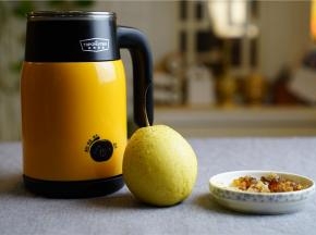 备好养生杯一个，雪梨一个，桃胶（桃胶我提前有泡发），西洋参，枸杞各一份。