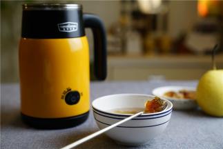 桃胶的泡发时间比较长，我每次都是泡上一大碗，然后挑洗好之后分袋装冷冻保存。每次要用的时候再拿出来解冻就可以，看解冻后的状态还是很不错哦。