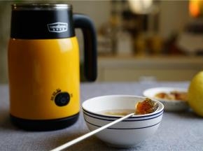 桃胶的泡发时间比较长，我每次都是泡上一大碗，然后挑洗好之后分袋装冷冻保存。每次要用的时候再拿出来解冻就可以，看解冻后的状态还是很不错哦。