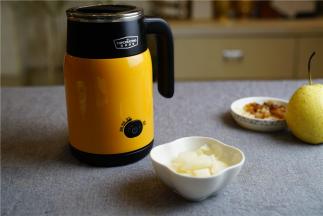 然后将梨子去皮去核切小块。