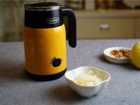 然后将梨子去皮去核切小块。