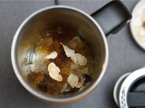 将解冻好的桃胶梨块西洋参一并入养生杯里。