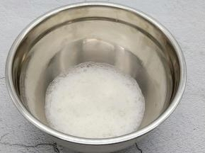 将蛋白里加入3滴白醋去腥，用电动打蛋器快速打发到鱼眼泡状态时，加入三分之一的糖粉。