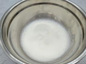 继续搅打到蛋清变得细腻，加入三分之一的糖粉。