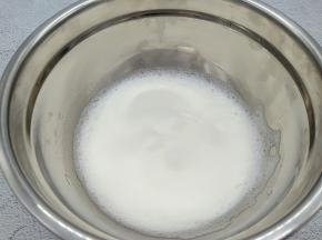 继续搅打到蛋清变得细腻，加入三分之一的糖粉。