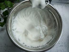 将蛋白打发到干性发泡的状态（提起打蛋器后，蛋白拉出直立的尖角）就可以了。