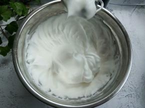 将蛋白打发到干性发泡的状态（提起打蛋器后，蛋白拉出直立的尖角）就可以了。