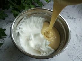 取三分之一的蛋清到蛋黄糊里，用翻拌刀划“z”字形翻拌。翻拌好的面糊全部倒入蛋清中，一样的手法翻拌均匀。