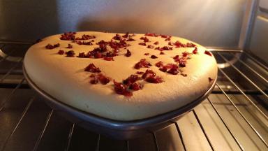 蔓越莓戚风蛋糕在慢慢地爬高。