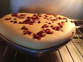 蔓越莓戚风蛋糕在慢慢地爬高。