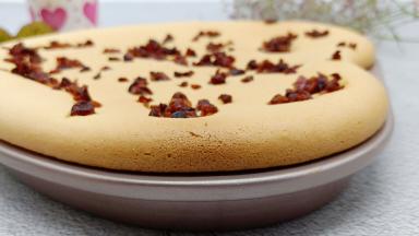 烤好的蔓越莓戚风蛋糕记得震一下，马上倒扣防止坍塌，凉透了轻轻一晃就出来了，脱模非常地方便，这样做好的蛋糕整体比较软绵的 入口即化的，喜欢厚实的口感的，可以低粉多加一点。