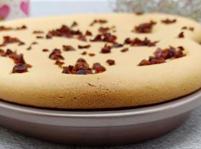 烤好的蔓越莓戚风蛋糕记得震一下，马上倒扣防止坍塌，凉透了轻轻一晃就出来了，脱模非常地方便，这样做好的蛋糕整体比较软绵的 入口即化的，喜欢厚实的口感的，可以低粉多加一点。