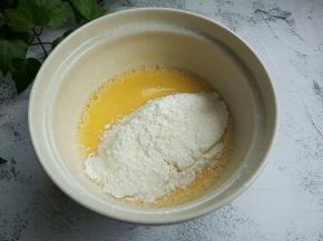 筛入低筋面粉（面粉一定要过筛）用翻拌到划“z”字形翻拌均匀即可。