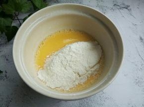 筛入低筋面粉（面粉一定要过筛）用翻拌到划“z”字形翻拌均匀即可。