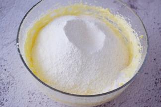 再筛入低筋面粉、玉米淀粉、淳璀有机幼儿配方奶粉