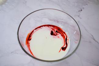 牛奶加入红丝绒液搅拌均匀