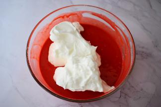 把三分之一的蛋白霜加入蛋黄糊中，翻拌或都上下拌匀