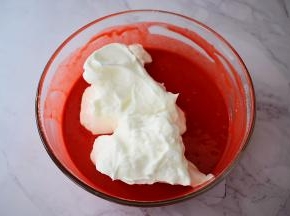 把三分之一的蛋白霜加入蛋黄糊中，翻拌或都上下拌匀