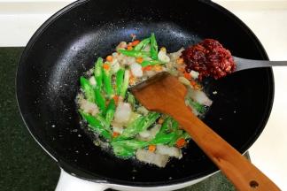 加入一汤匙豆瓣酱。