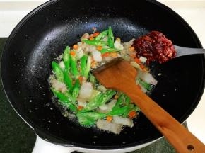 加入一汤匙豆瓣酱。