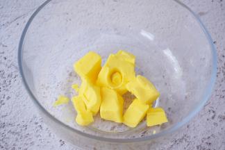 黄油提前室温软化至手指一按就过